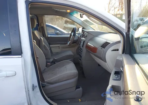 2009 Chrysler Town & Country Lx from USA, damaged, VIN 2A8HR44E09R502931